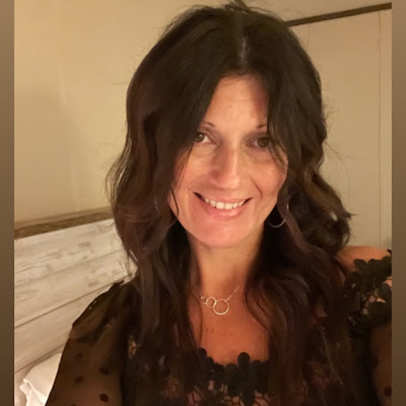 Meet your Posher, April - Picture 1 of 1